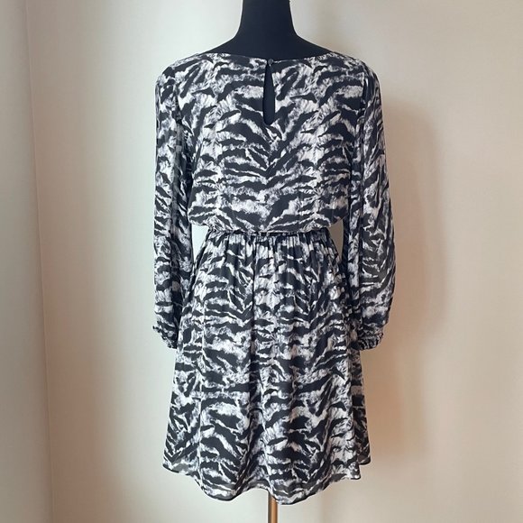 Alice + Olivia Black and White Print Long Sleeve Silk Dress - Picture 3 of 15